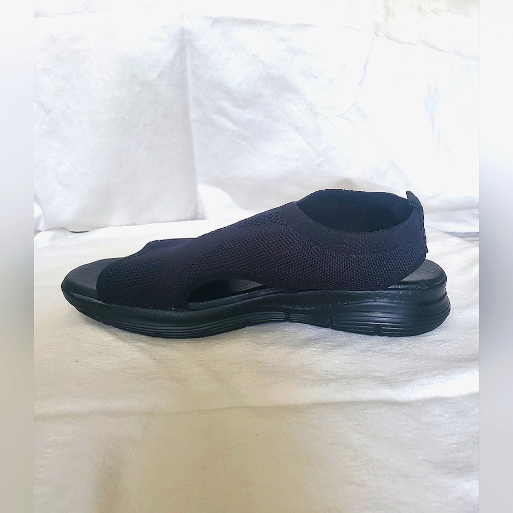 Black sandals, with platform.